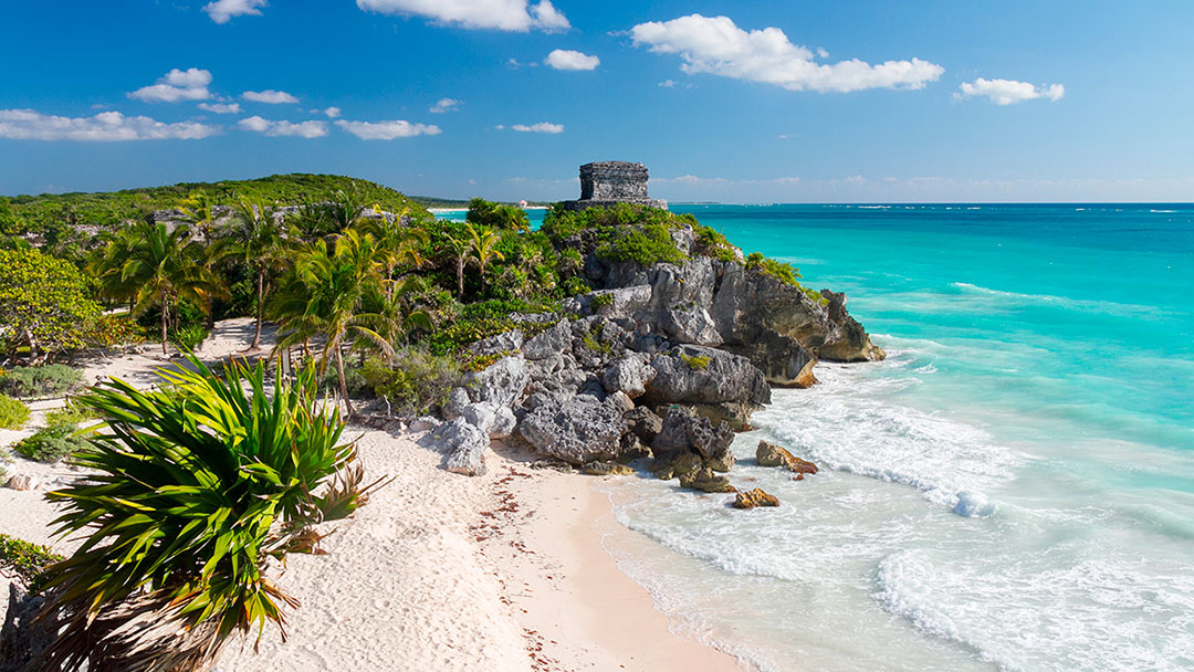 Vista de El Castillo con playa en Tulum, Quintana Roo