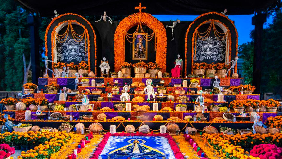 Altar de Muertos, Día de Muertos México, Ofrenda Día de Muertos, Flores de cempasúchil, Tradiciones mexicanas, Altar tradicional mexicano, Elementos altar de muertos, Calaveras y decoraciones Día de Muertos, Símbolos del altar de muertos, Significado altar de muertos