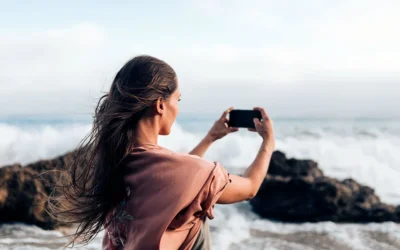 Cómo el contenido digital influye en la decisión de viaje del viajero moderno (y por qué te invita a viajar hoy)