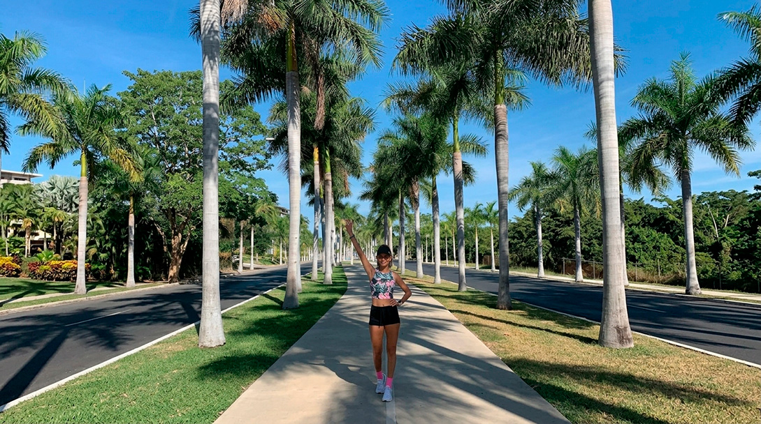 Mujer haciendo jogging en Paseo de los Cocoteros